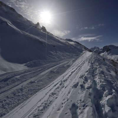 Eine Lawine hat in den französischen Alpen zwei Skifahrer in den Tod gerissen (Archivbild).