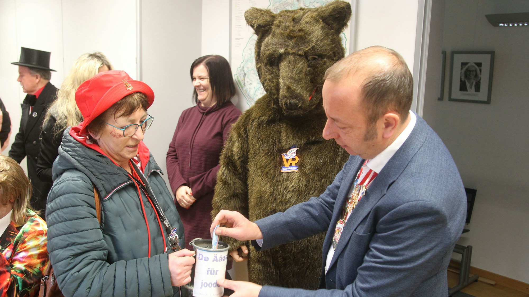Kassierin Beatrix Marunde freute sich mit dem Ääzebär über die Spenden von Bürgermeister Matthias Schmitz.