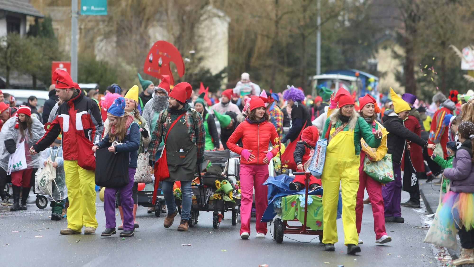 Eine Gruppe, die als Zwerge verkleidet ist.