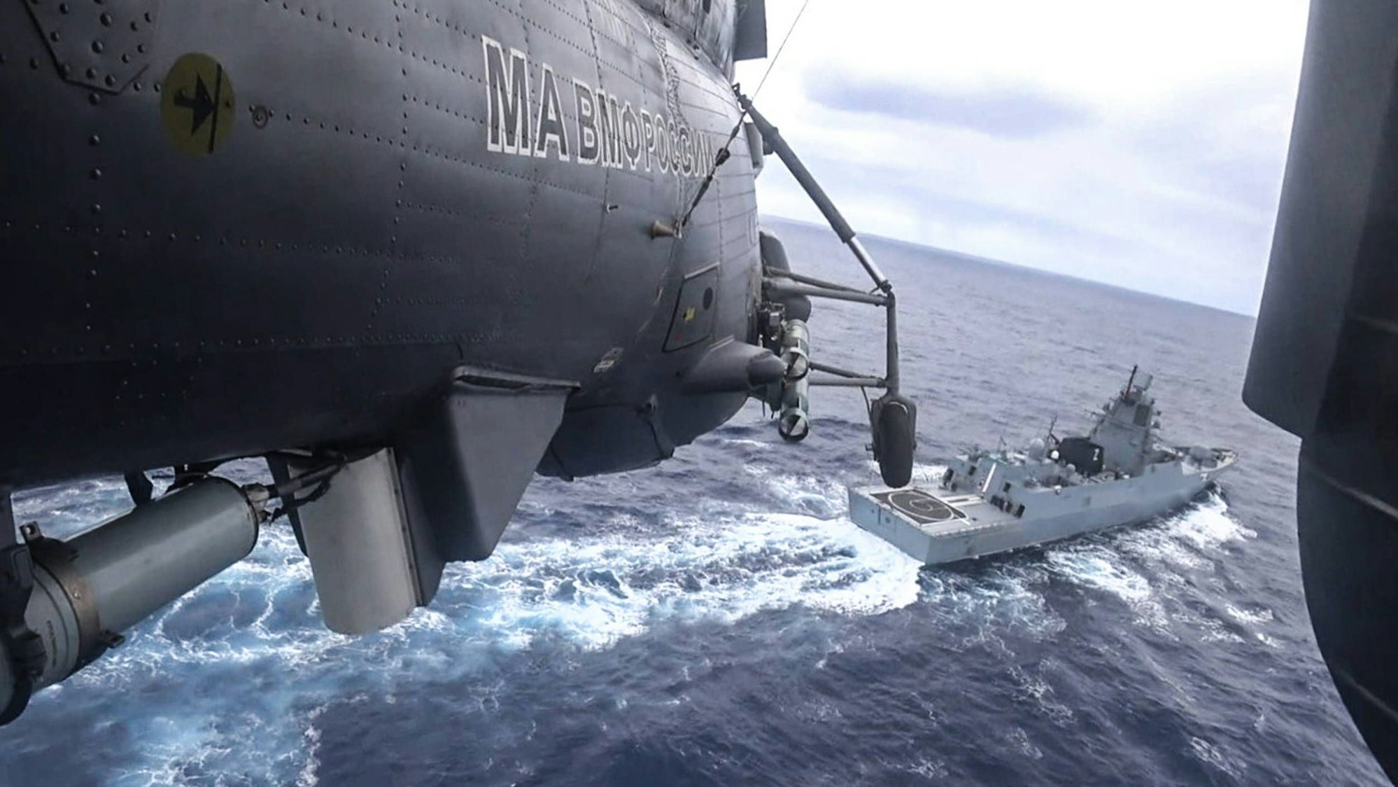 Ein russischer Kamow Ka-27-Helikopter beim Anflug auf eine russische Fregatte bei einer Übung. (Archivbild)