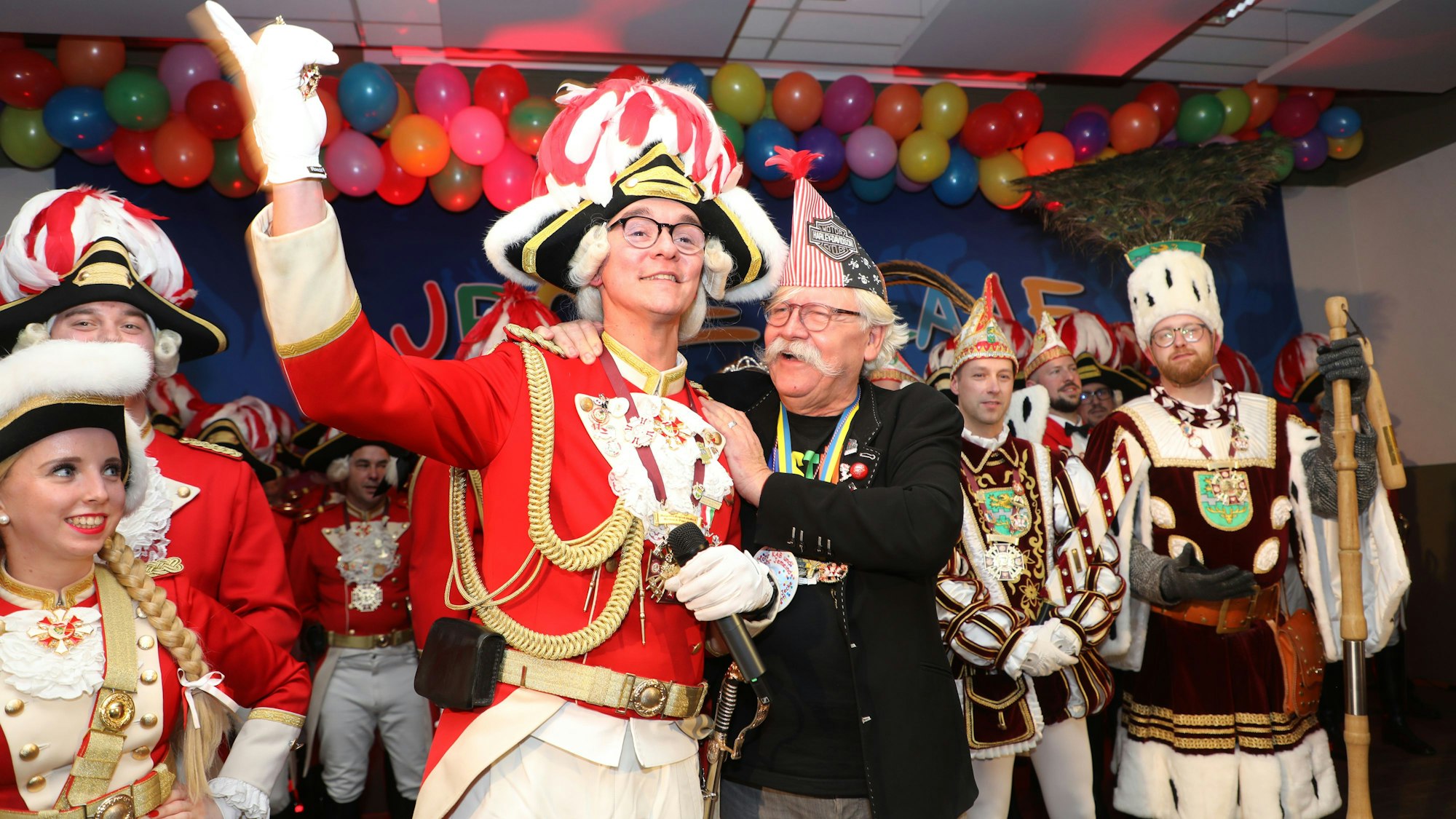 Zu einem Geburtstagsständchen für Ur-Labbes Michael Niesen (r.) ruft Prinzengarde-Kommandant Marco Wasserberg auf.