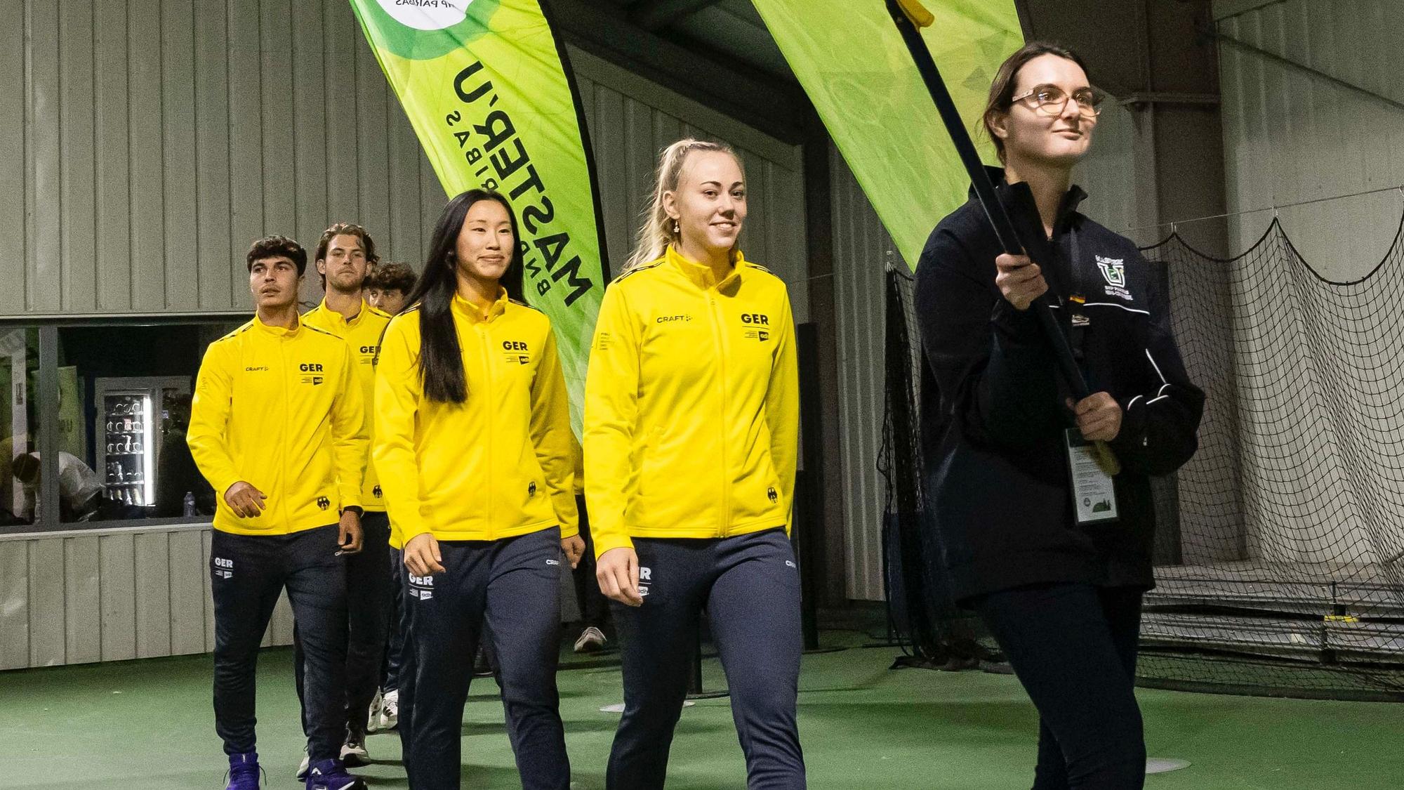 Als Universitäts-Nationalspielerin durfte Anastasia Simonov (zweite von rechts) hnter der deutschen Flagge einlaufen.