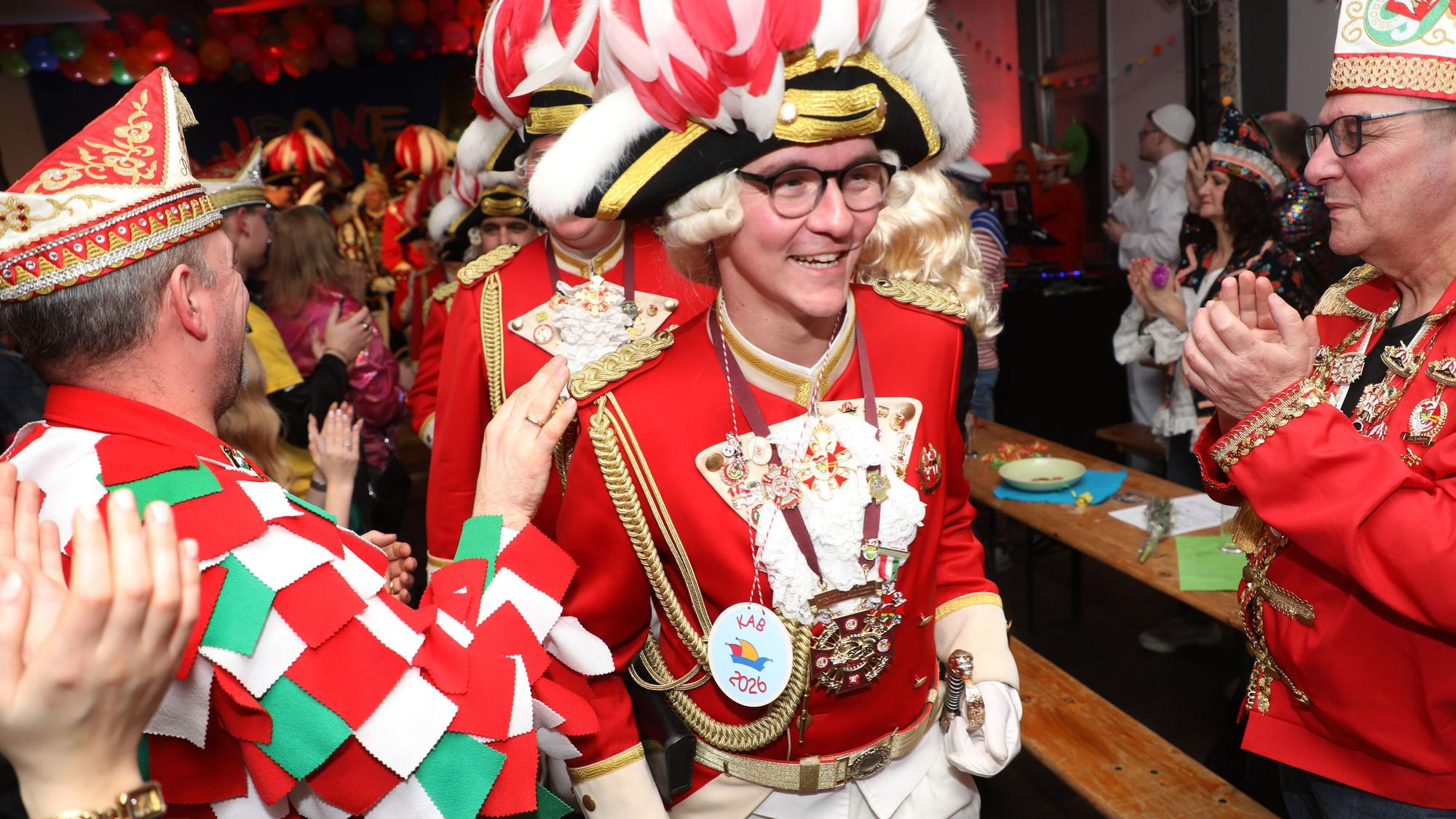 Große-Gladbacher-Präsident als Gast im Saal grüßt Prinzengarde-Kommandant Marco Wasserberg beim Auszug der Prinzengarde.