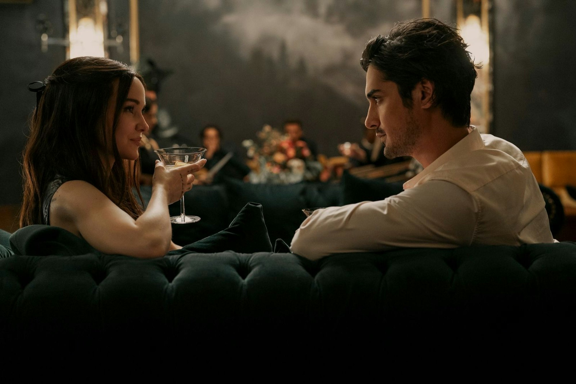 Es knistert gewaltig zwischen Ciara (Dove Cameron) und Oliver (Avan Jogia). (Bild: Philippe Bossé, Prime / © Amazon Content Services LLC)