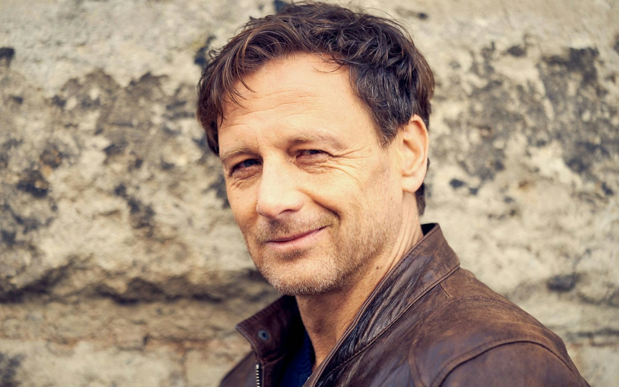 2026 kehrt Hendrik Duryn in seiner Paraderolle in „Der Lehrer“ zurück. (Bild: TVNOW / Frank Dicks)