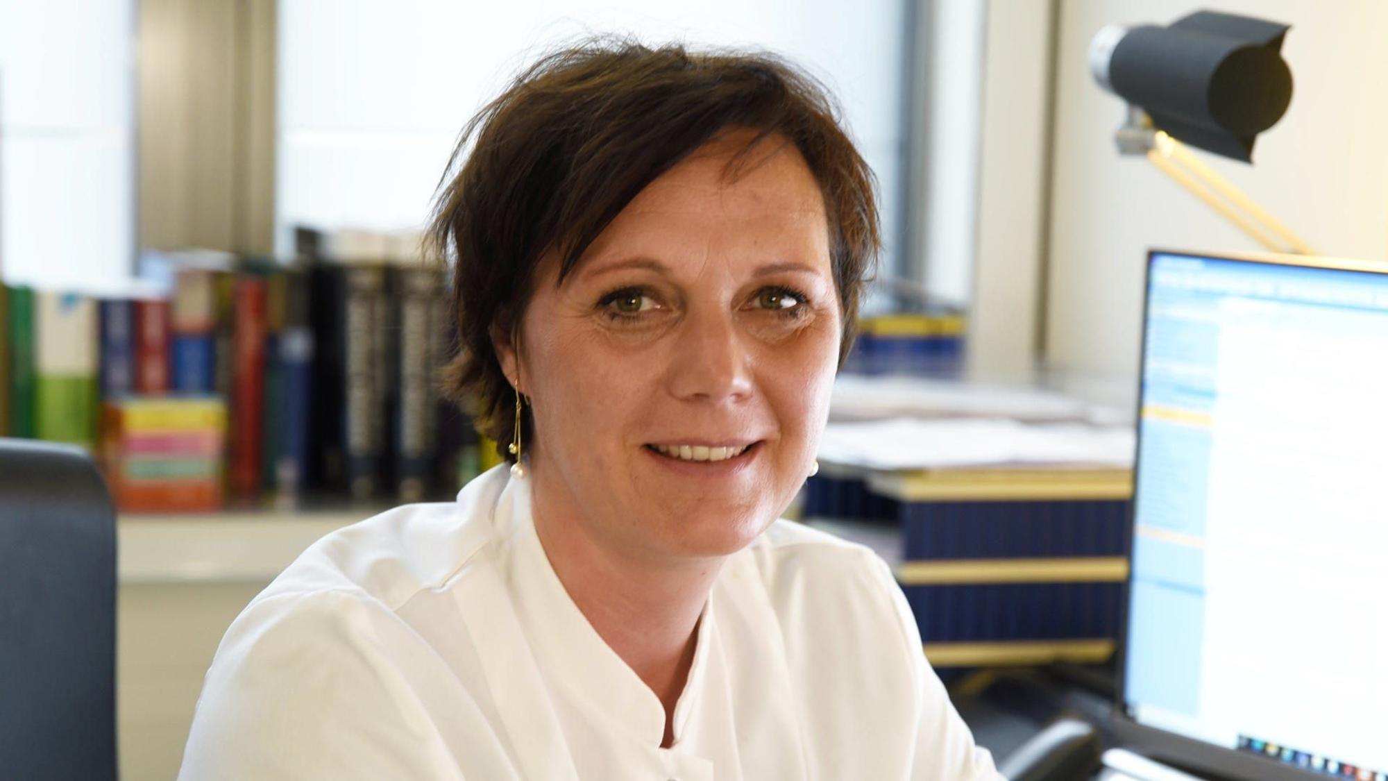 Prof. Dr. Clara Lehmann sitzt an ihrem Schreibtisch