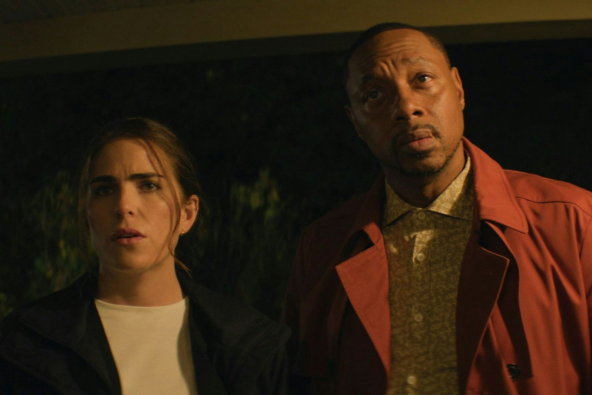 Die Ermittler Lee Reardon (Karla Souza) und Karl Connolly (Dorian Missick) müssen zunächst klären, wer überhaupt tot ist. (Bild: Courtesy of Prime / © Amazon Content Services LLC)