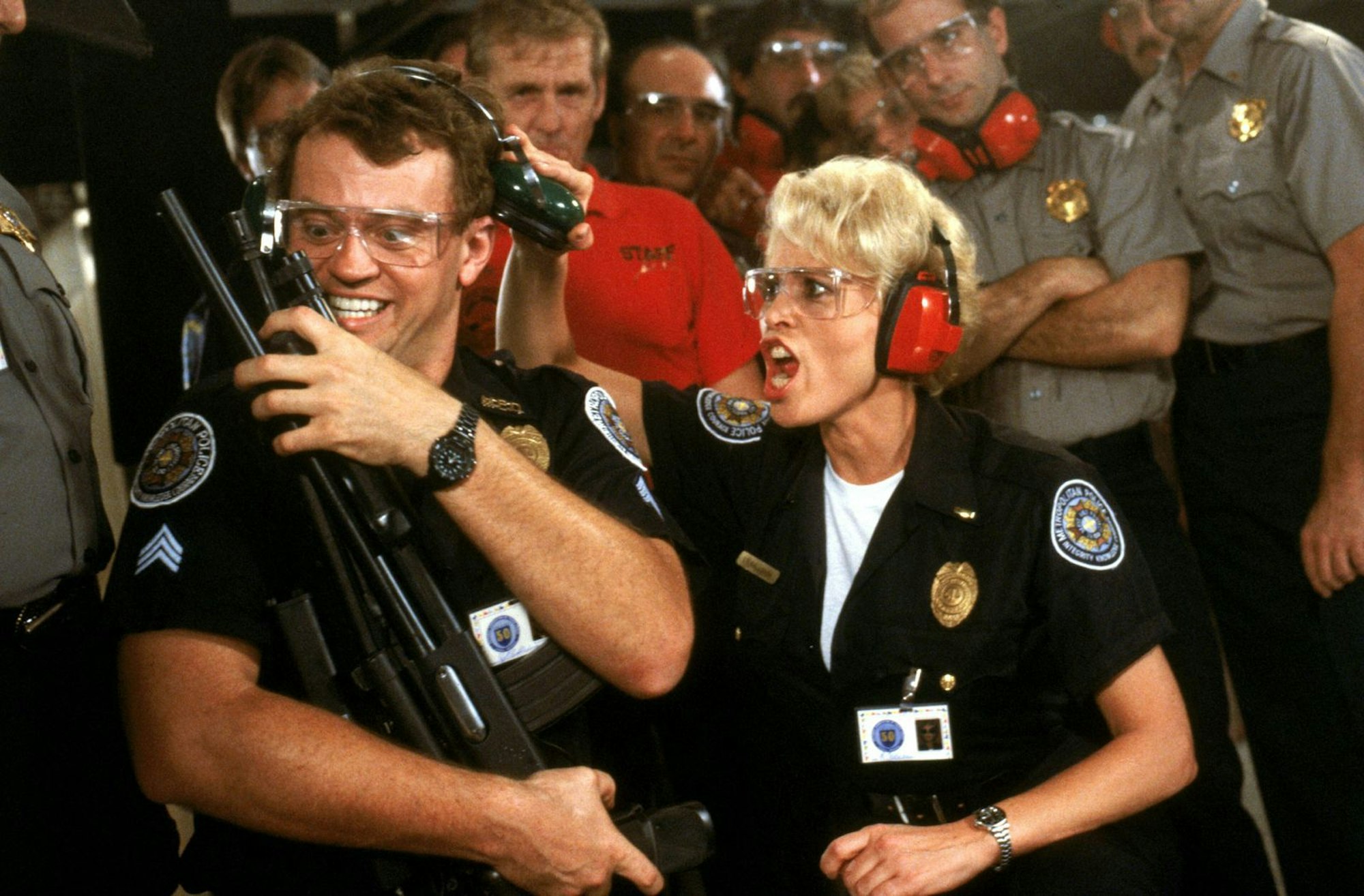 Im ersten „Police Academy“-Film flirten die Kadetten noch heftig mit ihrer Ausbilderin, Sergeant Debbie Callahan (Leslie Easterbrook). In Teil vier und fünf ist sie die Partnerin von Tackleberry (David Graf, Bild) und versucht, den Waffennarr unter Kontrolle zu halten. (Bild: Warner Bros.)