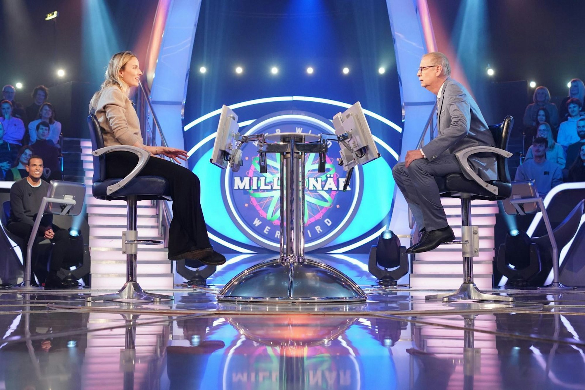 Lockte Günhter Jauch diese Kandidatin auf eine falsche Fährte? Über einen Move des Moderators wird wohl noch viel diskutiert werden. Dass Jauch gedankenverloren ein Lied sang, hielt Michelle Janiak für eine Hilfestellung. (Bild: RTL / Stefan Gregorowius)