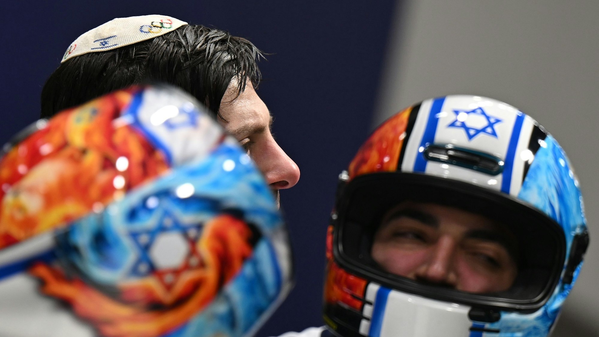 Adam Edelman (l.) und Menachem Chen im Ziel. Dabei trägt Edelman eine Kippa.