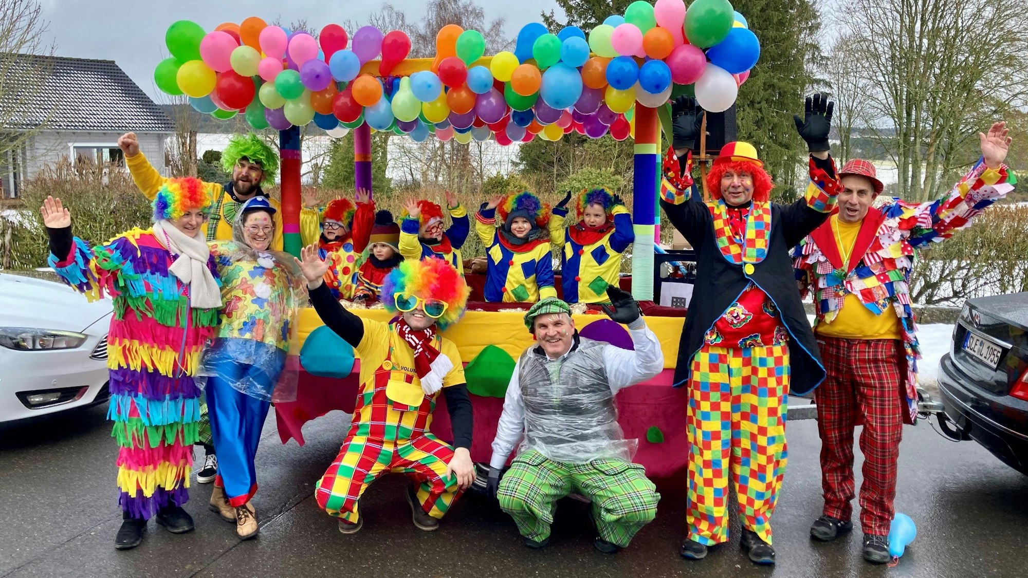 Die Clowns hatten ihren Wagen mit bunten Luftballons geschmückt.