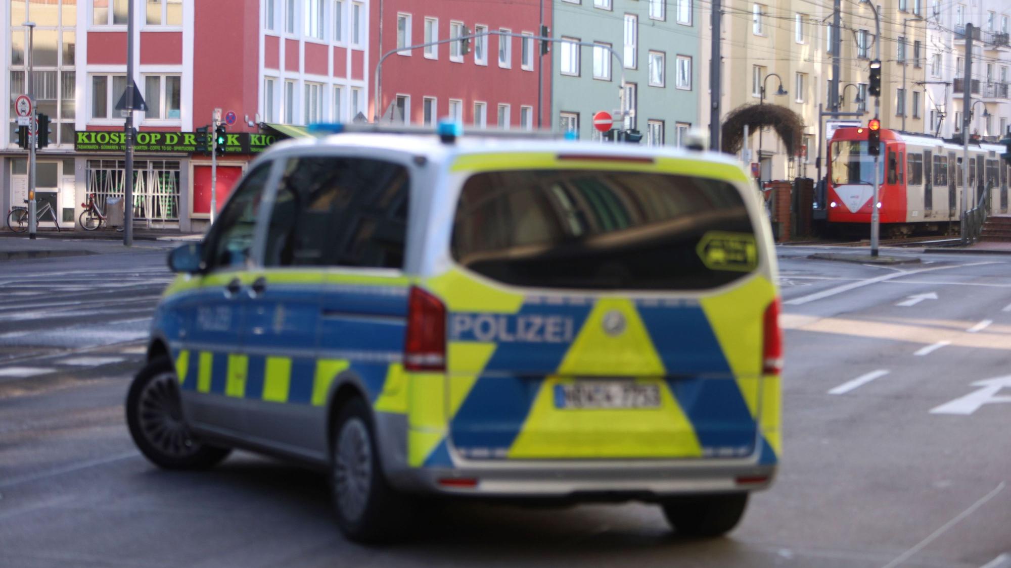 Eine KVB-Bahn ist mit einem Lkw kollidiert (Symbolbild)