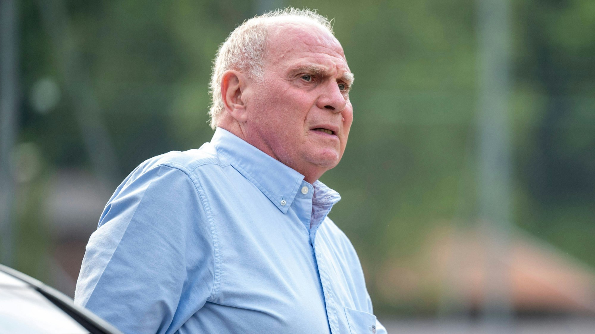 Ehrenpräsident Uli Hoeneß steigt aus seinem Fahrzeug aus.