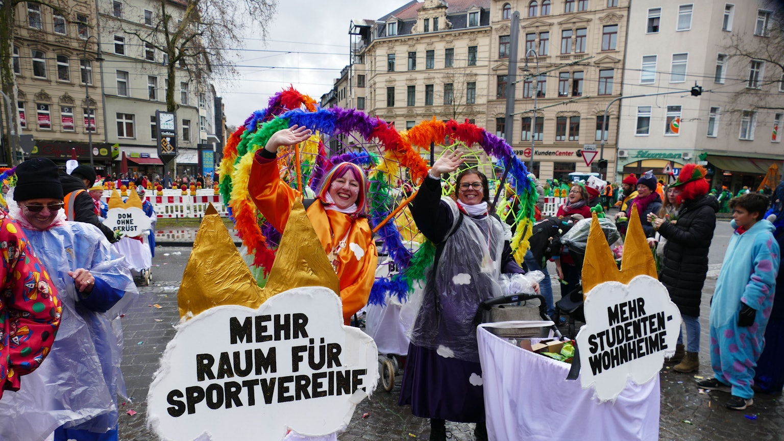 Jecke stehen mit auf einem Platz.