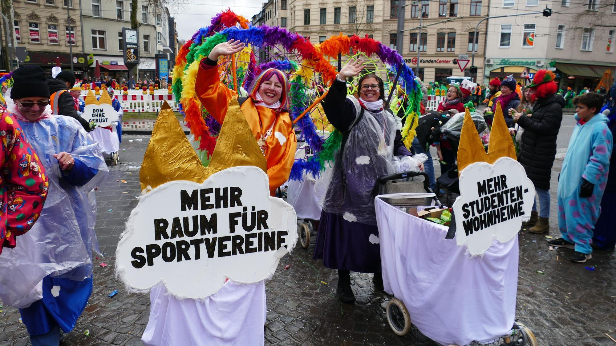 Jecke stehen mit auf einem Platz.