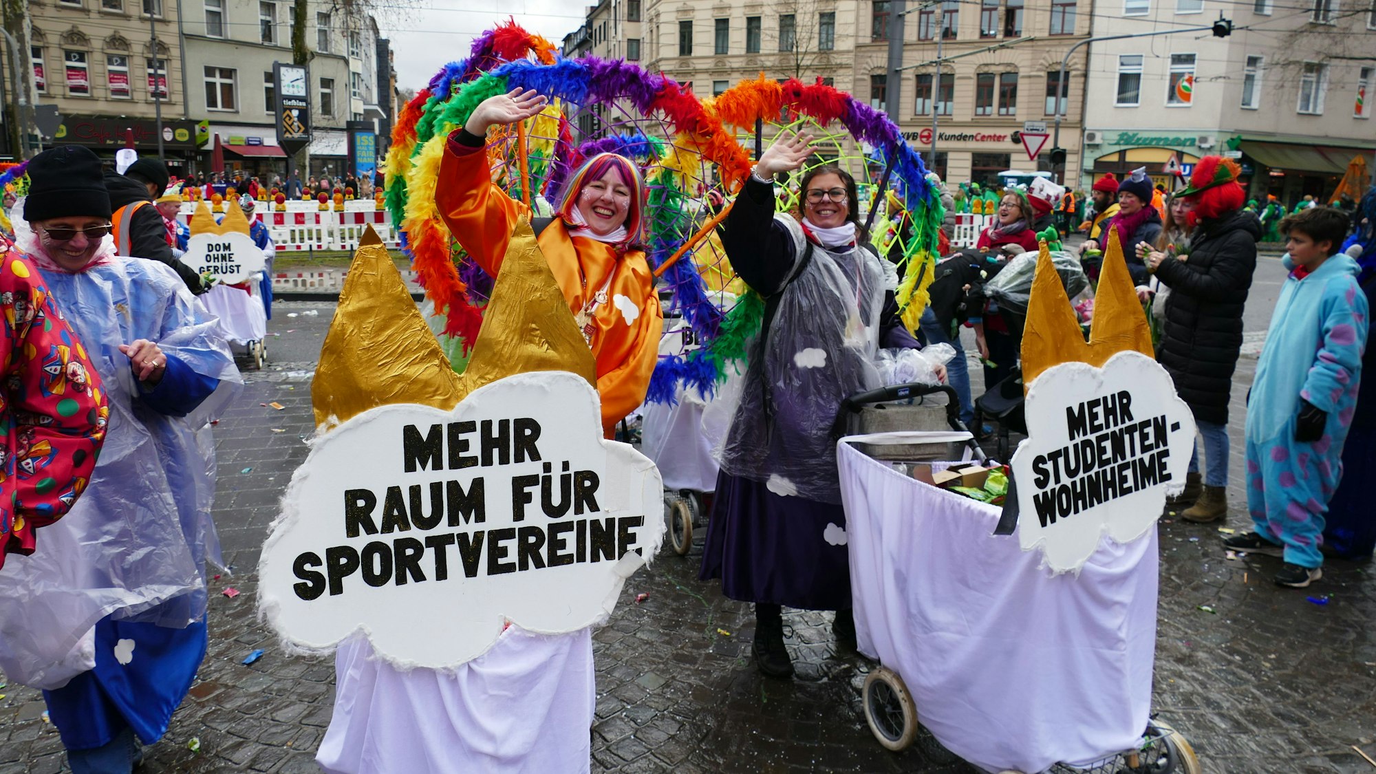 Jecke stehen mit auf einem Platz.
