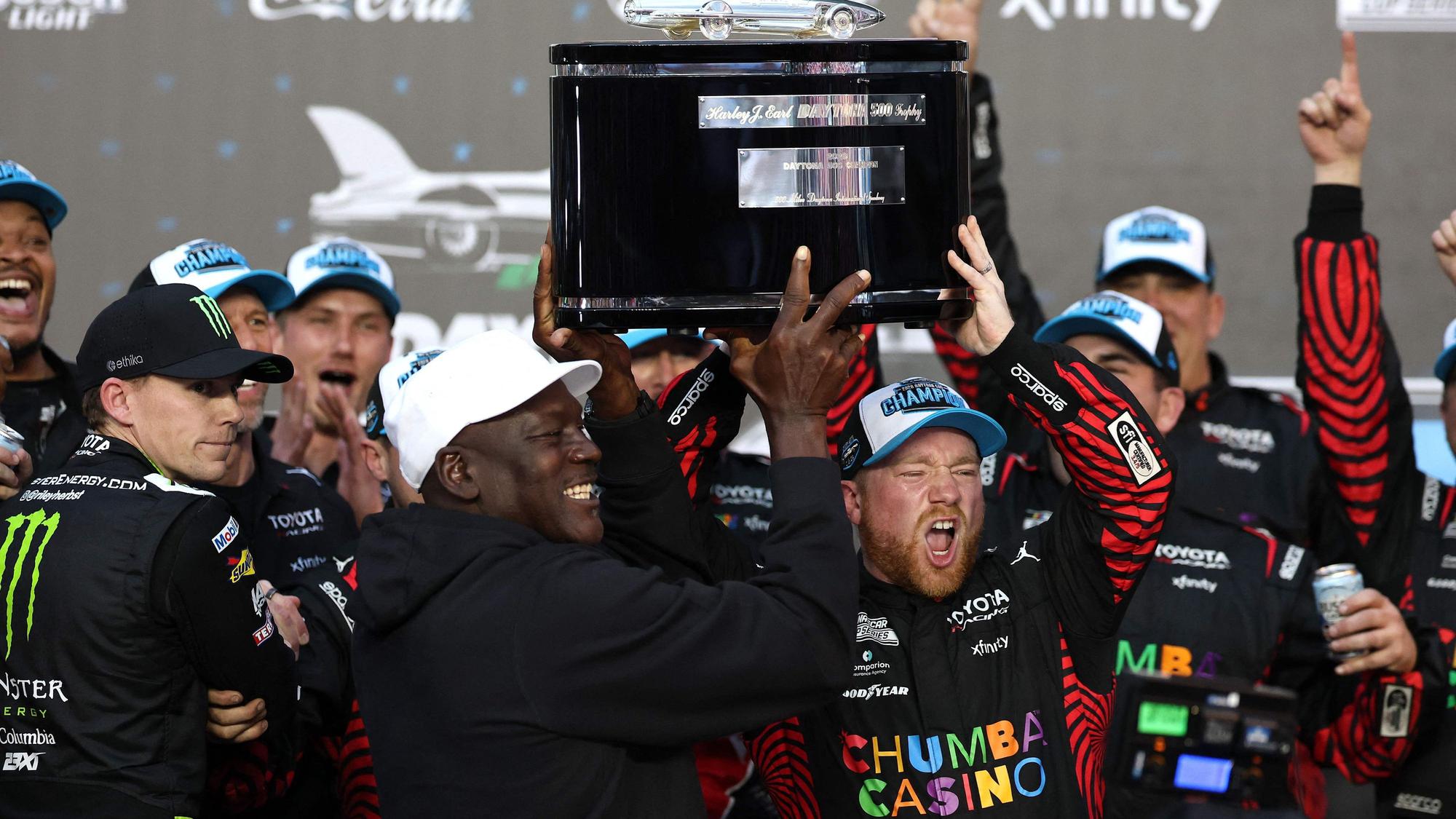 Tyler Reddick (r.) und Michael Jordan hieven den Pokal in die Höhe.