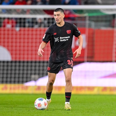 ARCHIV - 06.12.2025, Bayern, Augsburg: Fußball: Bundesliga, FC Augsburg - Bayer Leverkusen, 13. Spieltag, WWK-Arena. Ibrahim Maza (Bayer Leverkusen) in Aktion. Ibrahim Maza steht Bayer Leverkusen wieder zur Verfügung. (zu dpa: «Bayer wieder gegen St. Pauli: «Wird kein Champagner-Fußball»») Foto: Harry Langer/dpa +++ dpa-Bildfunk +++