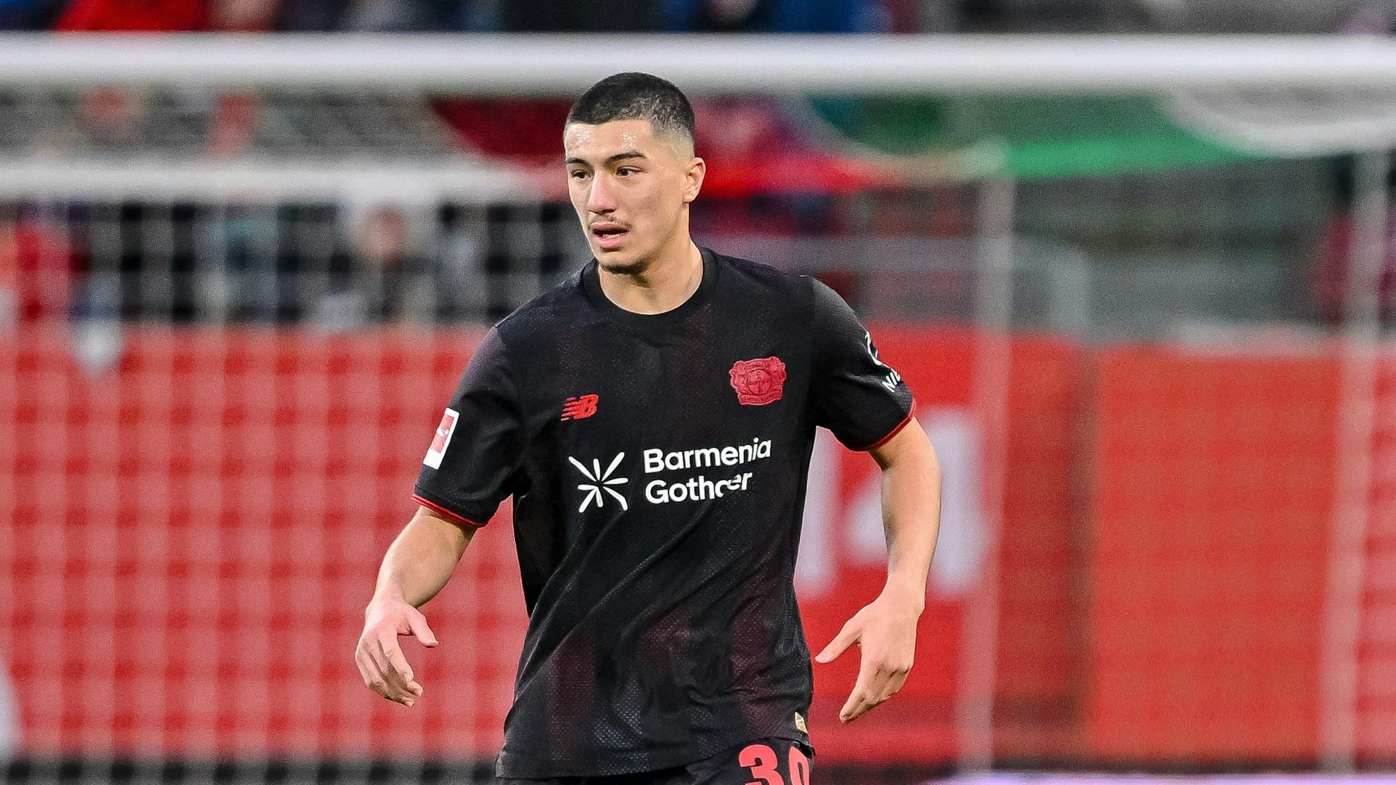 ARCHIV - 06.12.2025, Bayern, Augsburg: Fußball: Bundesliga, FC Augsburg - Bayer Leverkusen, 13. Spieltag, WWK-Arena. Ibrahim Maza (Bayer Leverkusen) in Aktion. Ibrahim Maza steht Bayer Leverkusen wieder zur Verfügung. (zu dpa: «Bayer wieder gegen St. Pauli: «Wird kein Champagner-Fußball»») Foto: Harry Langer/dpa +++ dpa-Bildfunk +++