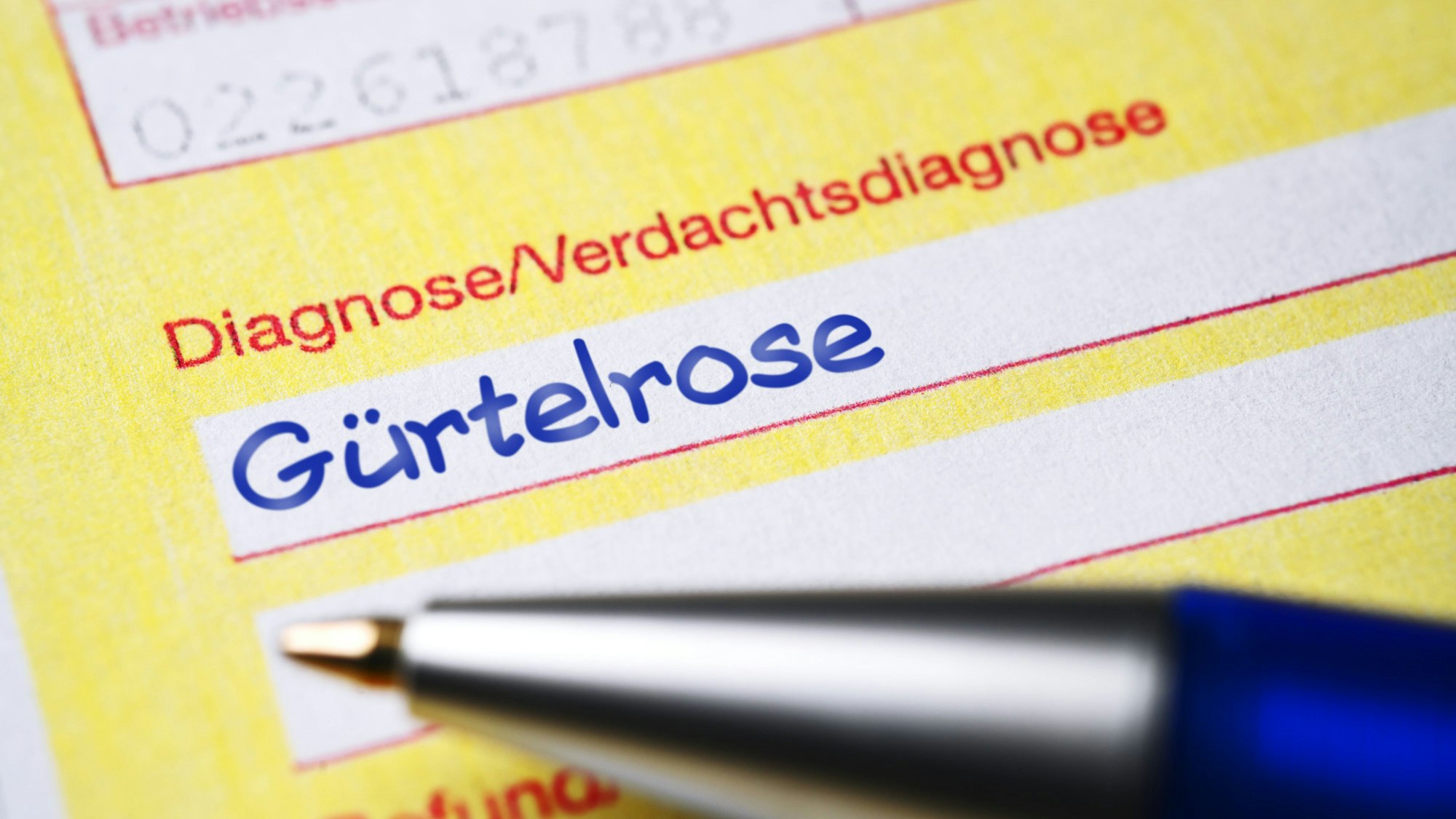 FOTOMONTAGE, Ärztlicher Überweisungsschein mit Diagnose Gürtelrose *** PHOTOMONTAGE, medical referral form with diagnosis of shingles