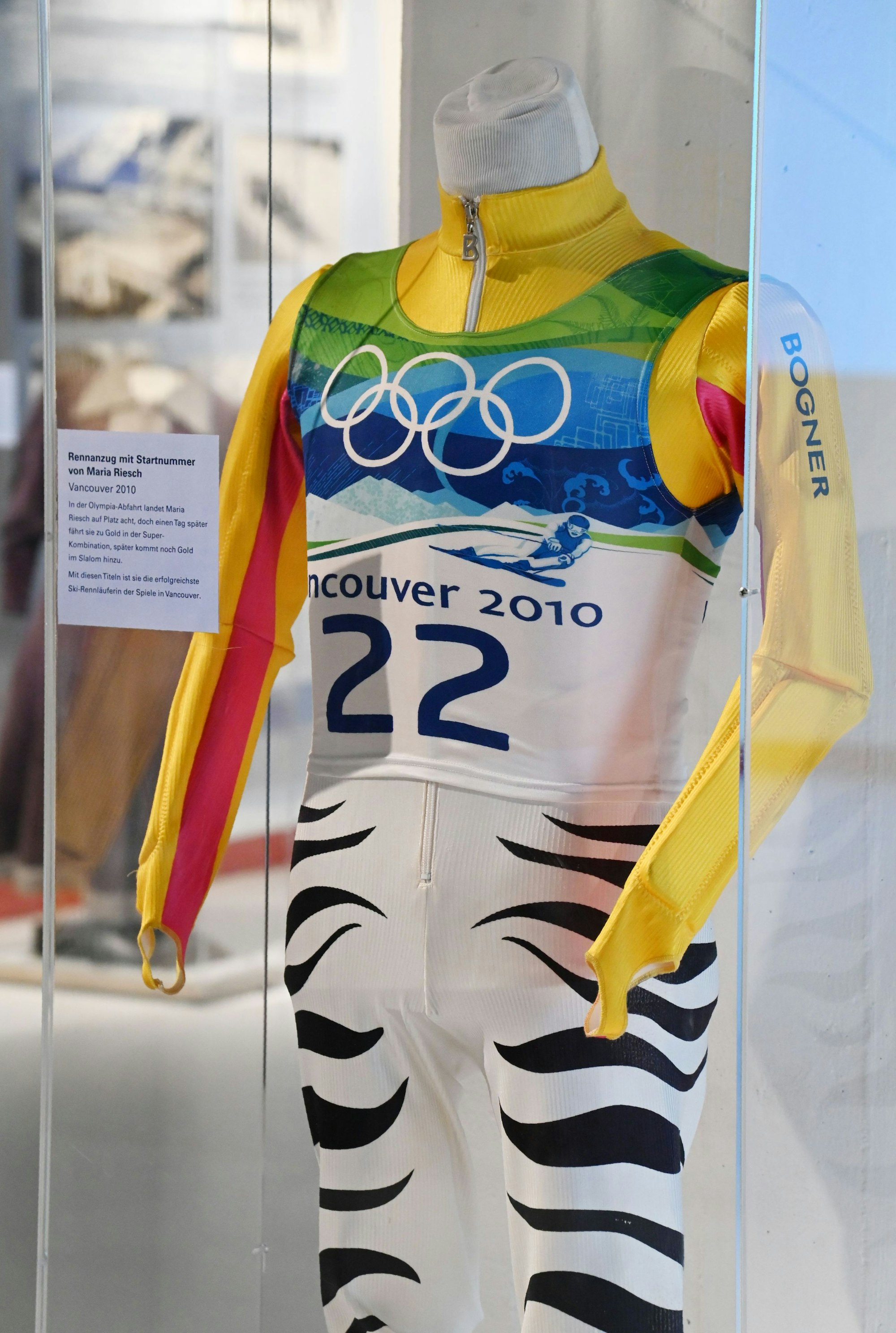 Rennanzug und Startnummer von Maria Riesch von den Olympischen Winterspielen 2010 in Vancouver.