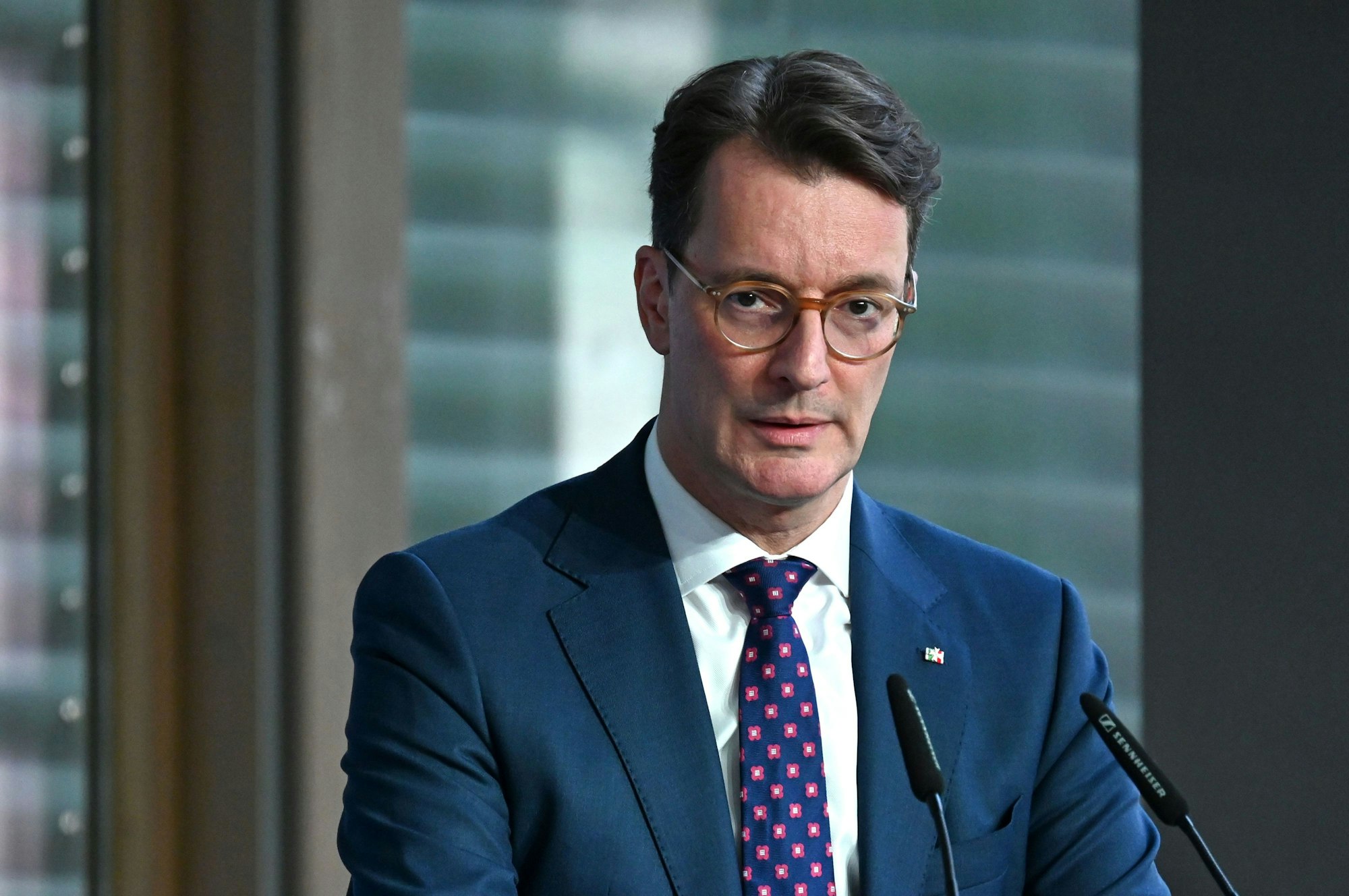 ARCHIV - 01.12.2025, Berlin: Hendrik Wüst, Ministerpräsident des Landes Nordrhein-Westfalen, spricht auf der Veranstaltung «Modernisierungsagenda für Deutschland». Zehn Jahre nach den massenhaften Übergriffen auf Frauen in der Kölner Silvesternacht hat Nordrhein-Westfalens Ministerpräsident Hendrik Wüst (CDU) an das Leid der Betroffenen erinnert. (zu dpa: «Wüst erinnert an Opfer der Kölner Silvesternacht») Foto: Elisa Schu/dpa +++ dpa-Bildfunk +++