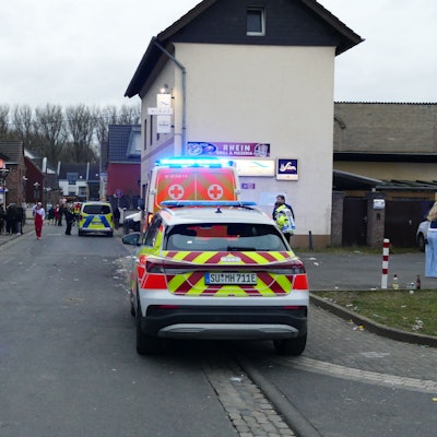 Das Unglück war gegen 16.40 Uhr in der Marktstraße in Niederkassel-Rheidt geschehen, kurz nach dem Ende des großen Sonntagszugs.