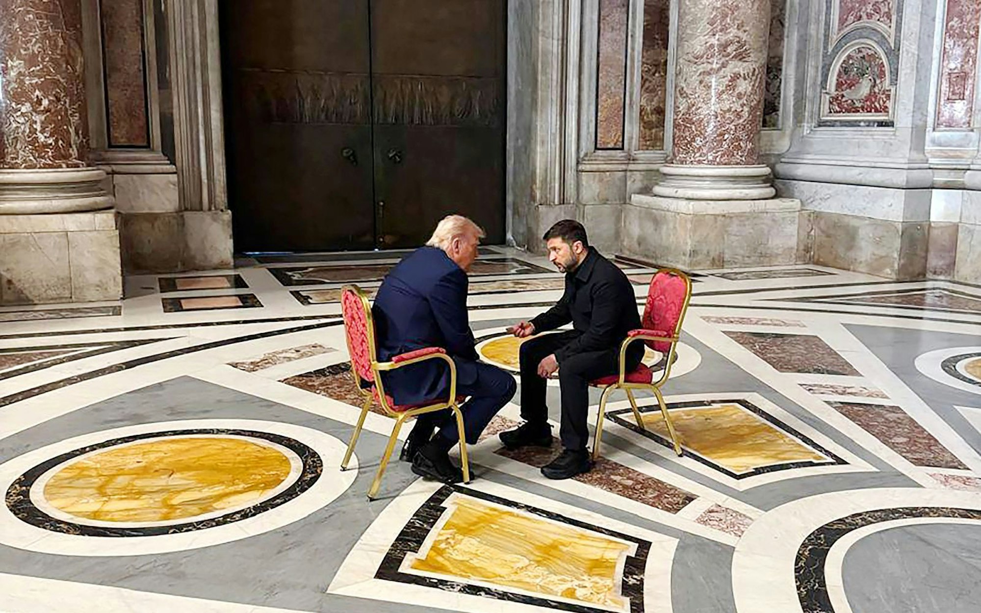 Donald Trump (links) und Wolodymyr Selenskyj bei einer Unterredung im Vatikan: Ist auf den stärksten Verbündeten der Ukraine noch Verlass? (Bild: 2025 Office of the President of Ukraine/Handout/Getty Images)