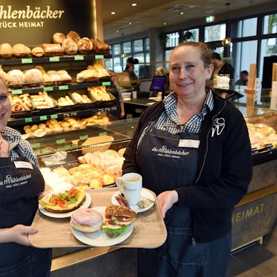 Die Filiale an der Waldbröler Kaiserstraße ist der größte der drei Standorte, die jüngst von der Westerburger Mühlenbäckerei übernommen worden sind. Dort sind zurzeit auch Verkaufstrainerin Isabella Koenig (links) und Bezirksleiterin Manuela Pötzsch im Einsatz.