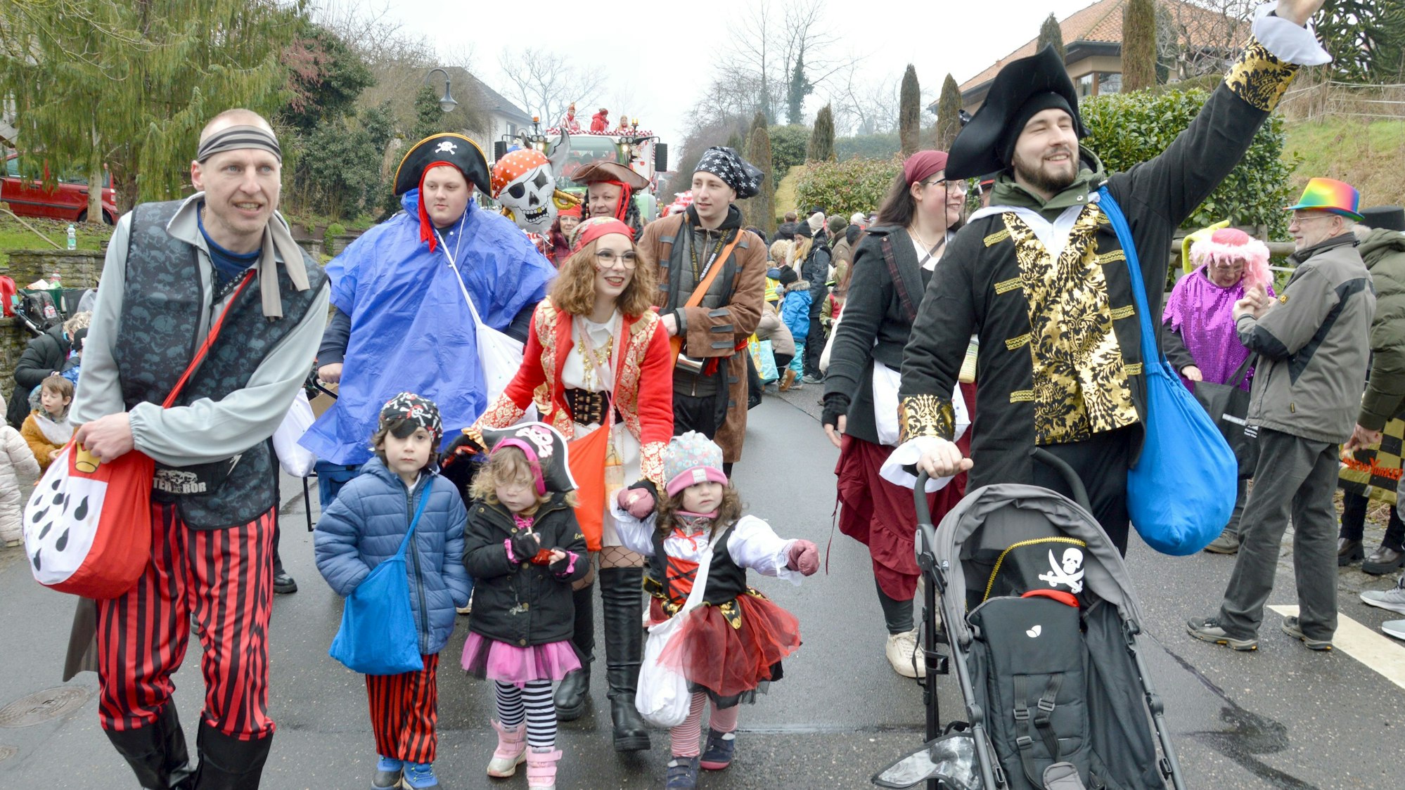 Kleine und große Piraten hatten den Schevener Zug geentert und verteilten Kamelle.