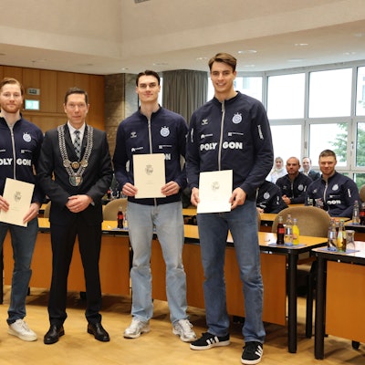Bürgermeister Raoul Halding-Hoppenheit mit den Handballern Mathis Häseler, Tom Kiesler, Miro Schluroff und Julian Köster.