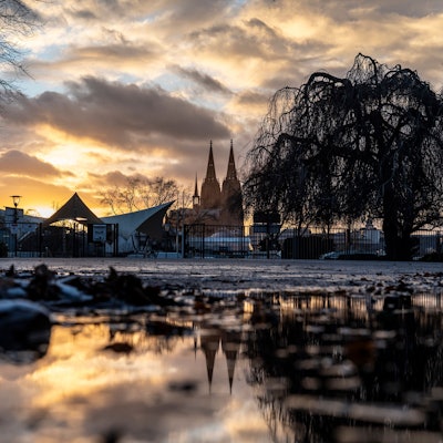 Die Domspitzen ragen an einem Wintertag in den Himmel, vorne ist der Eingang zum Tanzbrunnen zu sehen.
