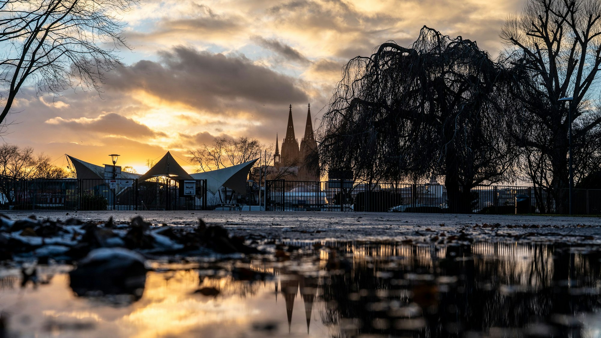 Die Domspitzen ragen an einem Wintertag in den Himmel, vorne ist der Eingang zum Tanzbrunnen zu sehen.