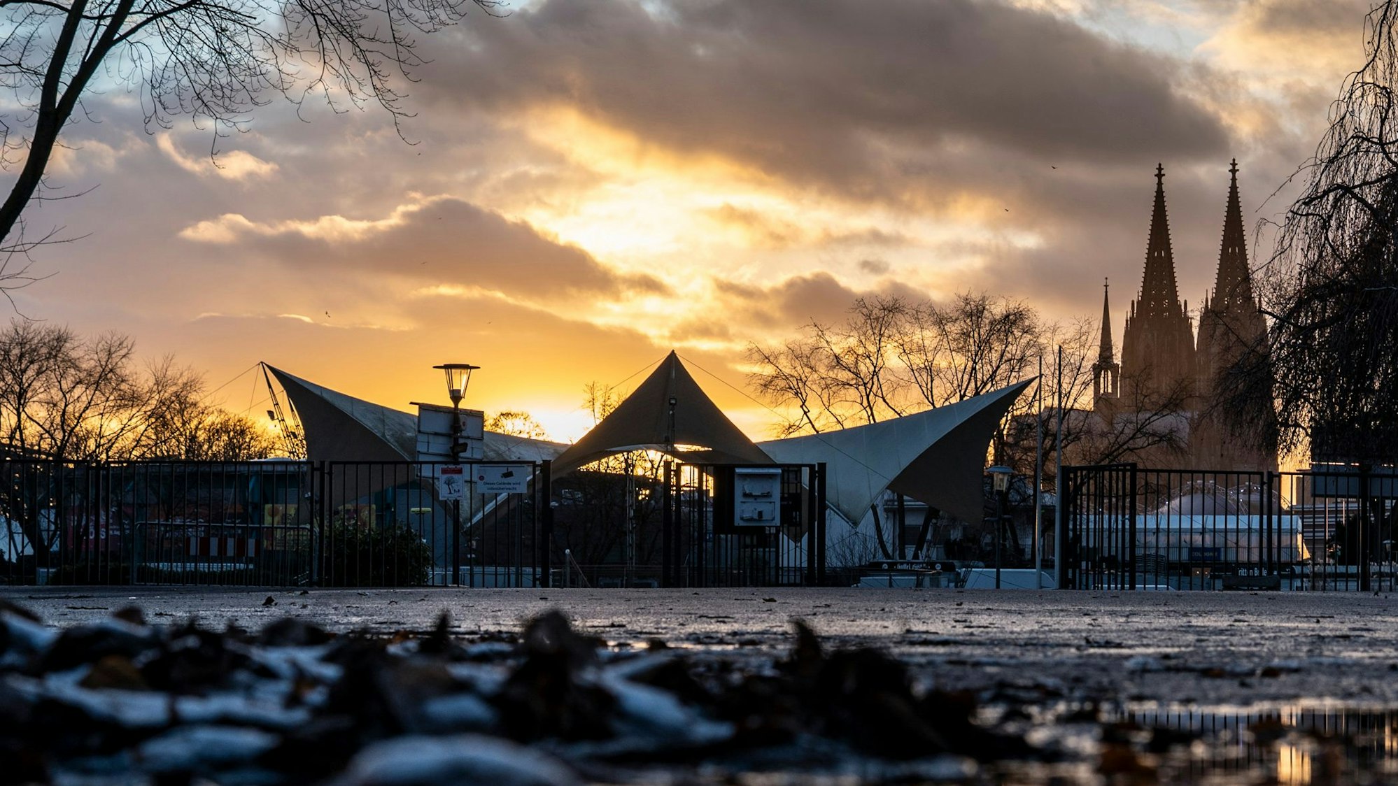 Der Tanzbrunnen ist eine Veranstaltungsstätte auf der Schäl Sick mit Blick auf den Dom. (Symbolbild)