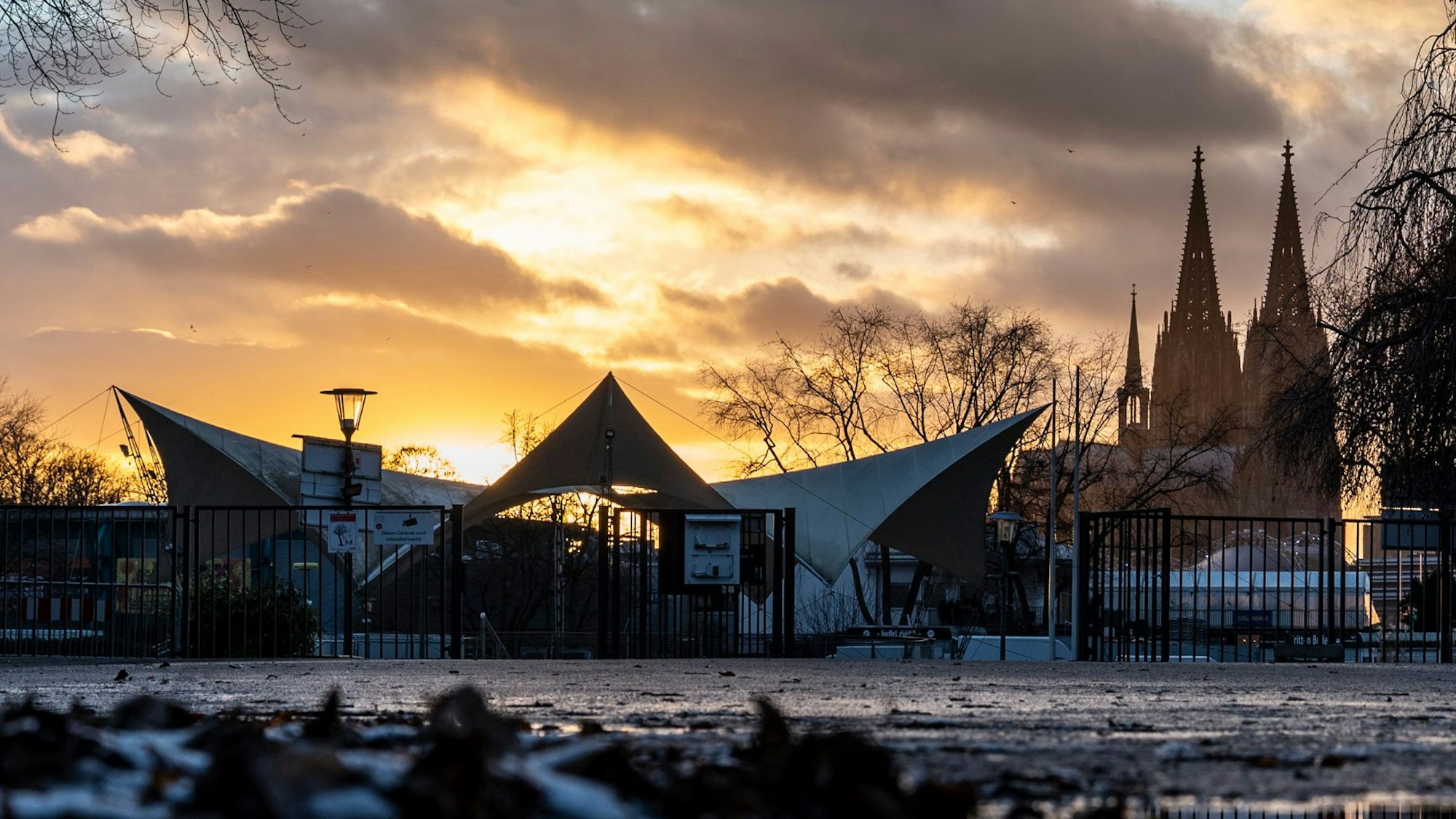 Der Eingang zum Tanzbrunnen in Köln auf der Schäl Sick bei Sonnenuntergang, dahinter ist der Dom zu sehen.