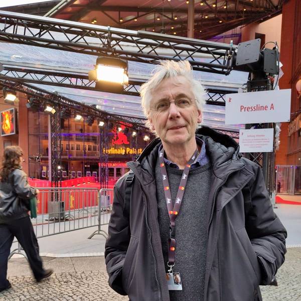 Ein Mann steht vor dem Berlinale-Palast.