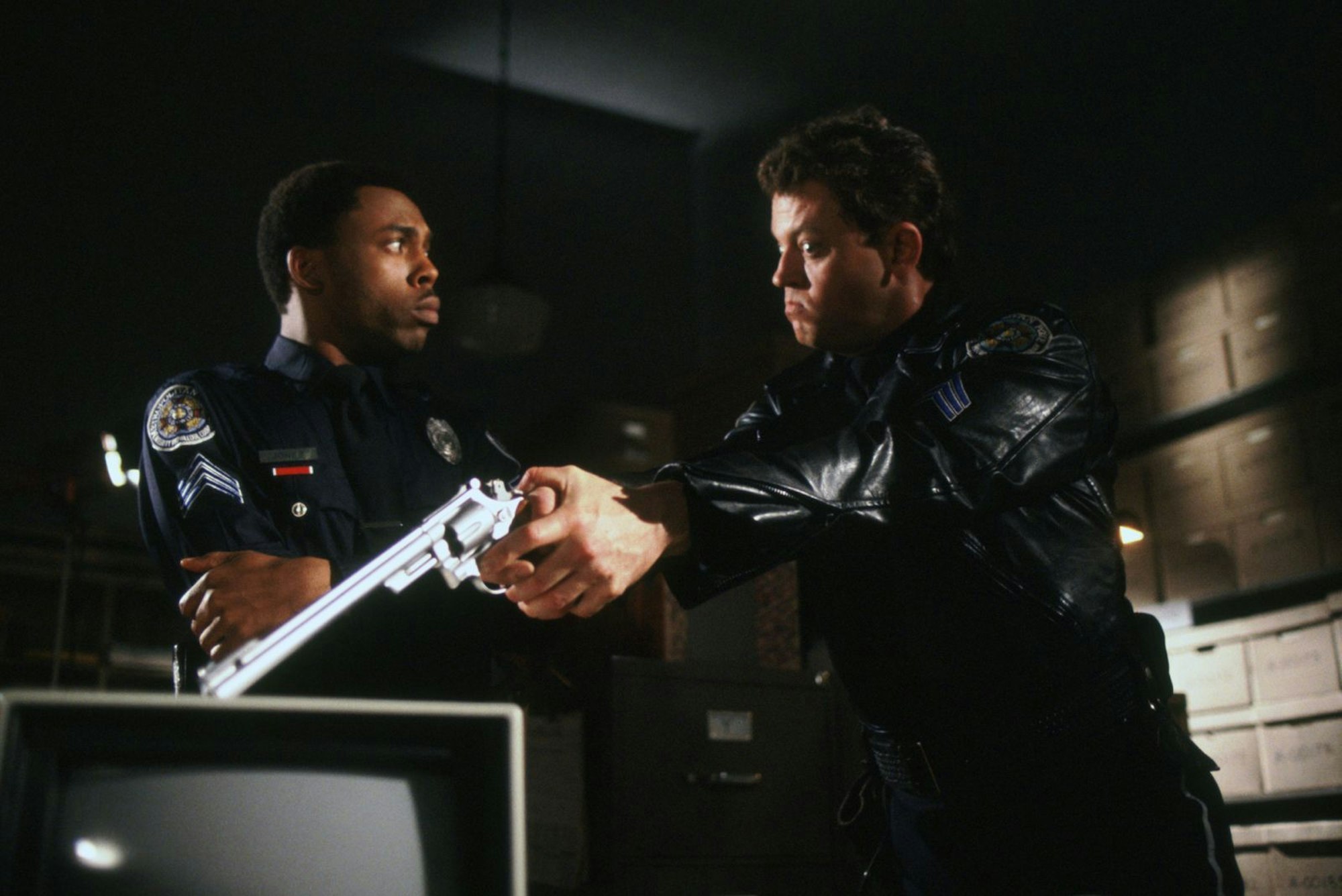Officer Eugene Tackleberry (David Graf, rechts) war ein Waffennarr und schoss oft weit übers Ziel hinaus. (Bild: Warner Bros.)