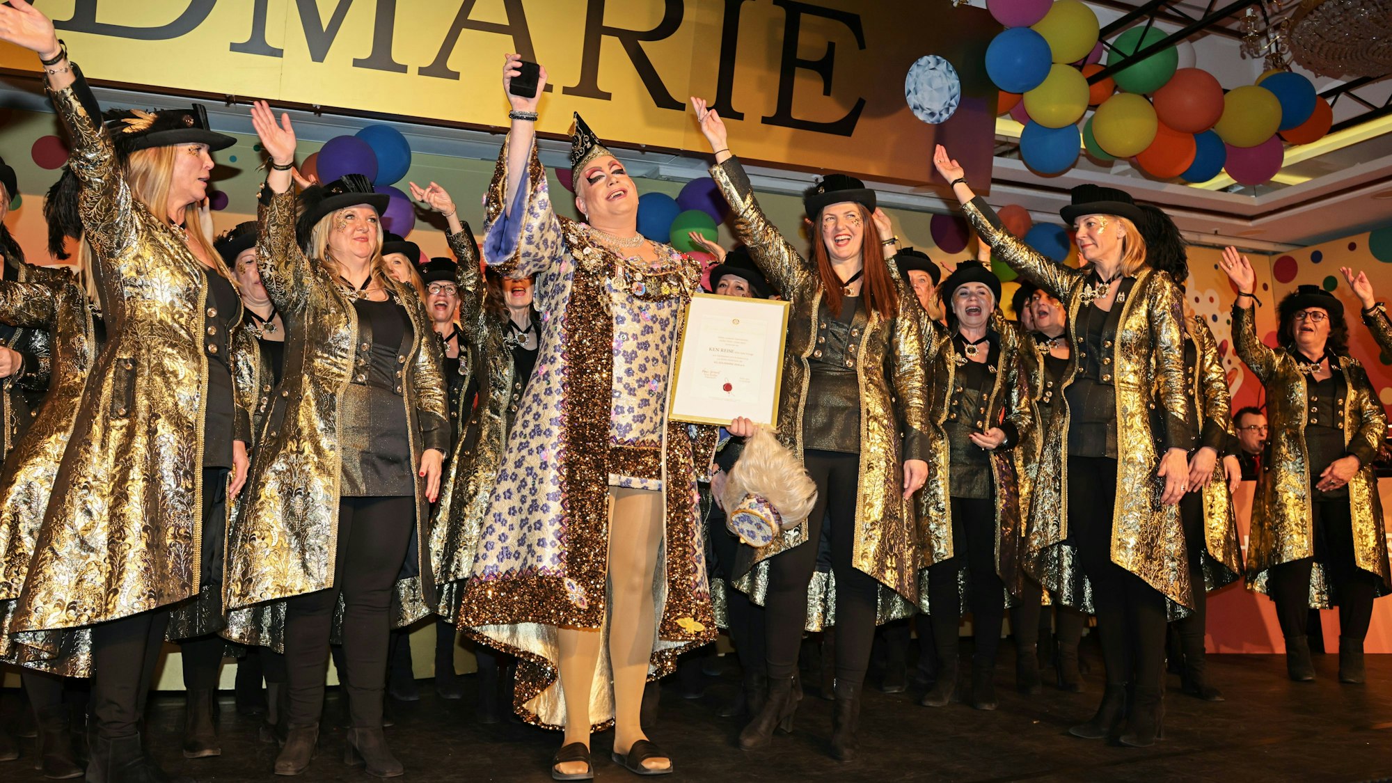 Ken Reise alias Julia Voyage wurde im Pullman-Hotel von der Präsidentin der Goldmarie, Tanja Spiegel, zur Ehren-Goldmarie ernannt.