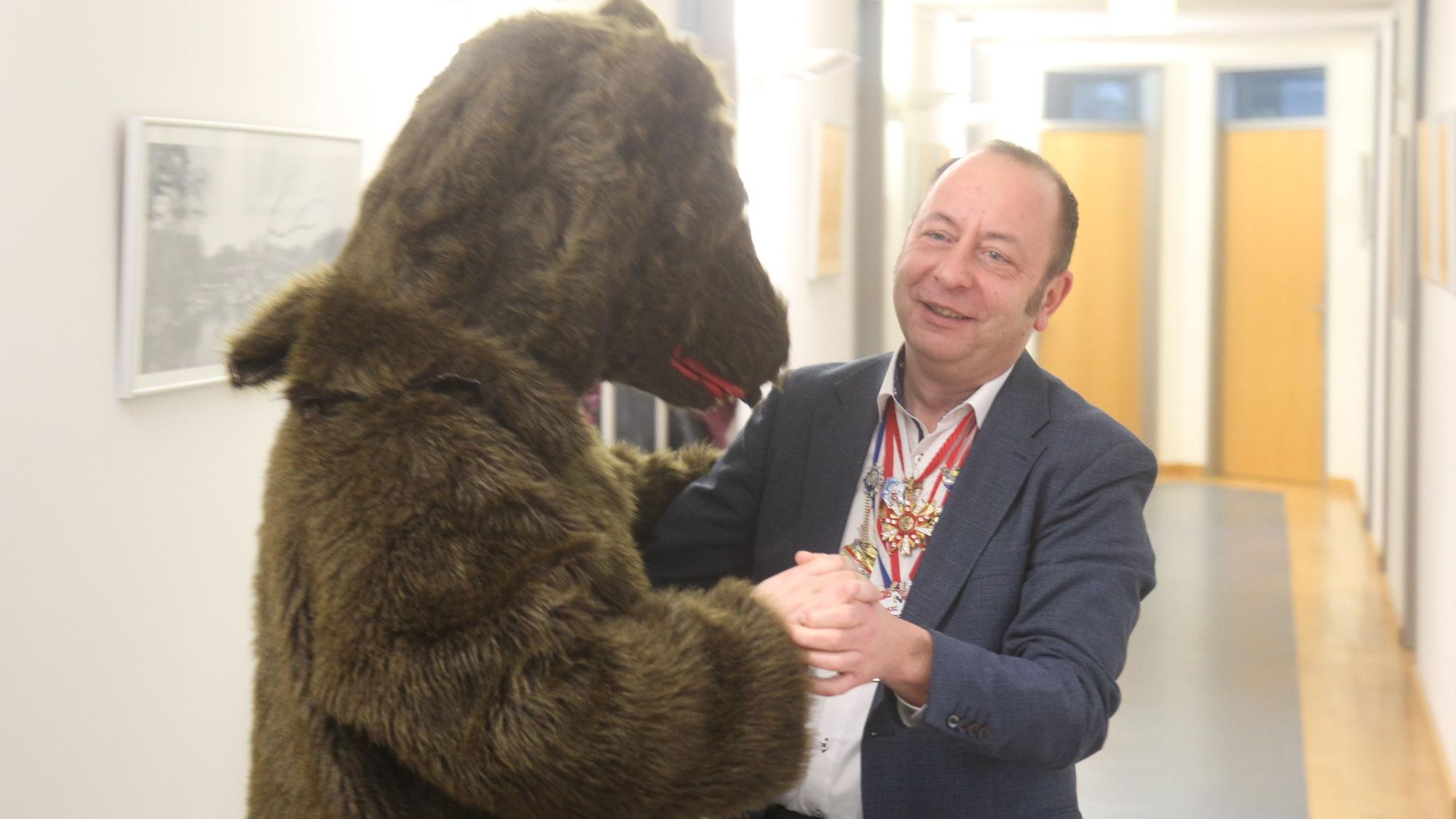 Ein Tänzchen mit dem Bär auf dem Flur wagte Bürgermeister Matthias Schmitz.