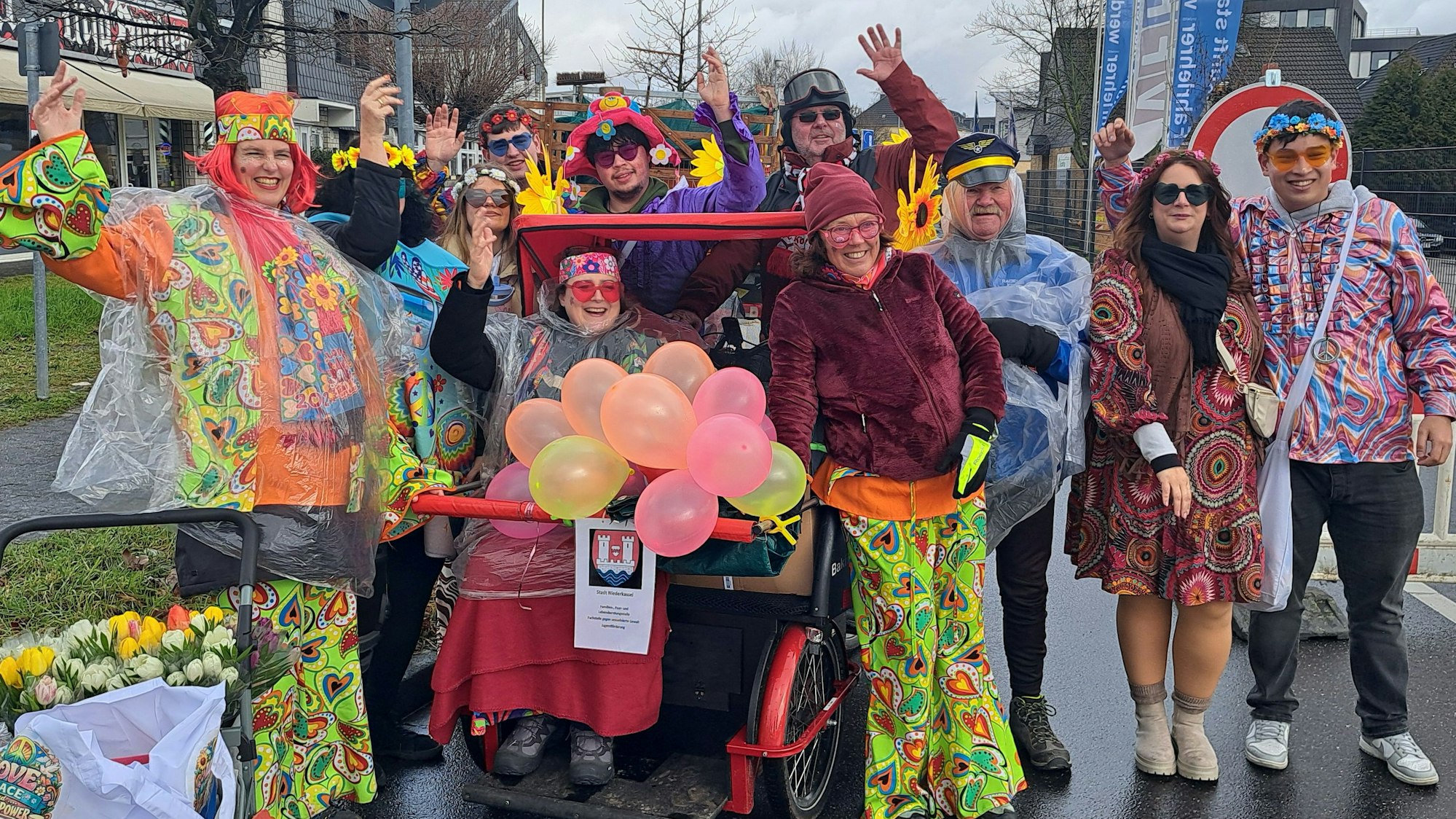 Gemeinsam unterwegs mit der Rikscha: Ehrenamtler des Projekts „Radeln ohne Alter“ und Mitarbeitende der städtischen Familien-, Paar- und Lebensbratungsstelle.