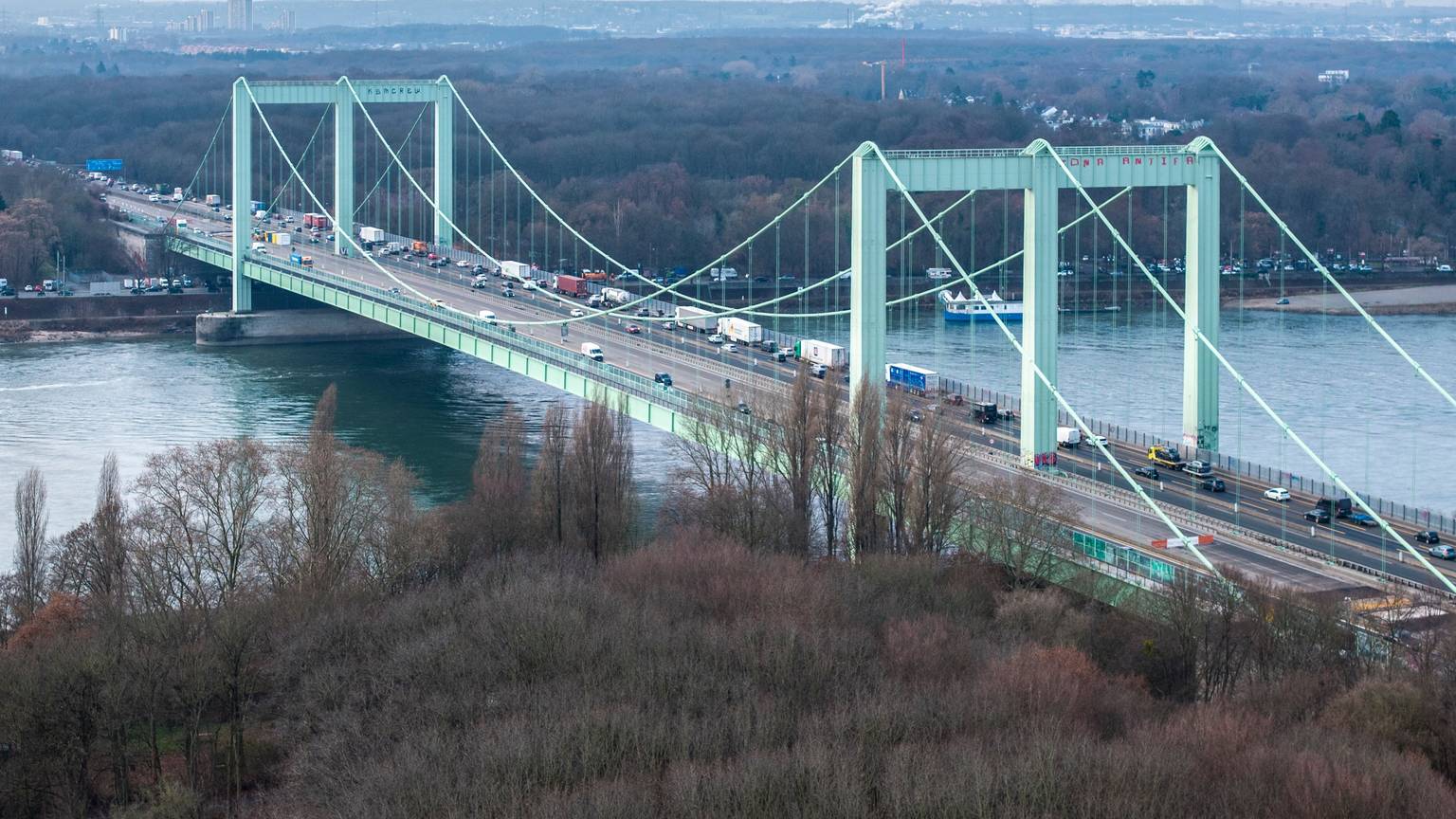 22.12.2025, Köln: Die Rodenkirchener Autobahnbrücke soll abgerissen und neu gebaut werden. Die Autobahn A4 soll im Kölner Süden auf acht Fahrspuren verbreitet werden. Kritiker halten das für unnötig. Luftaufnahme mit Drohne im Winter. Foto: Uwe Weiser