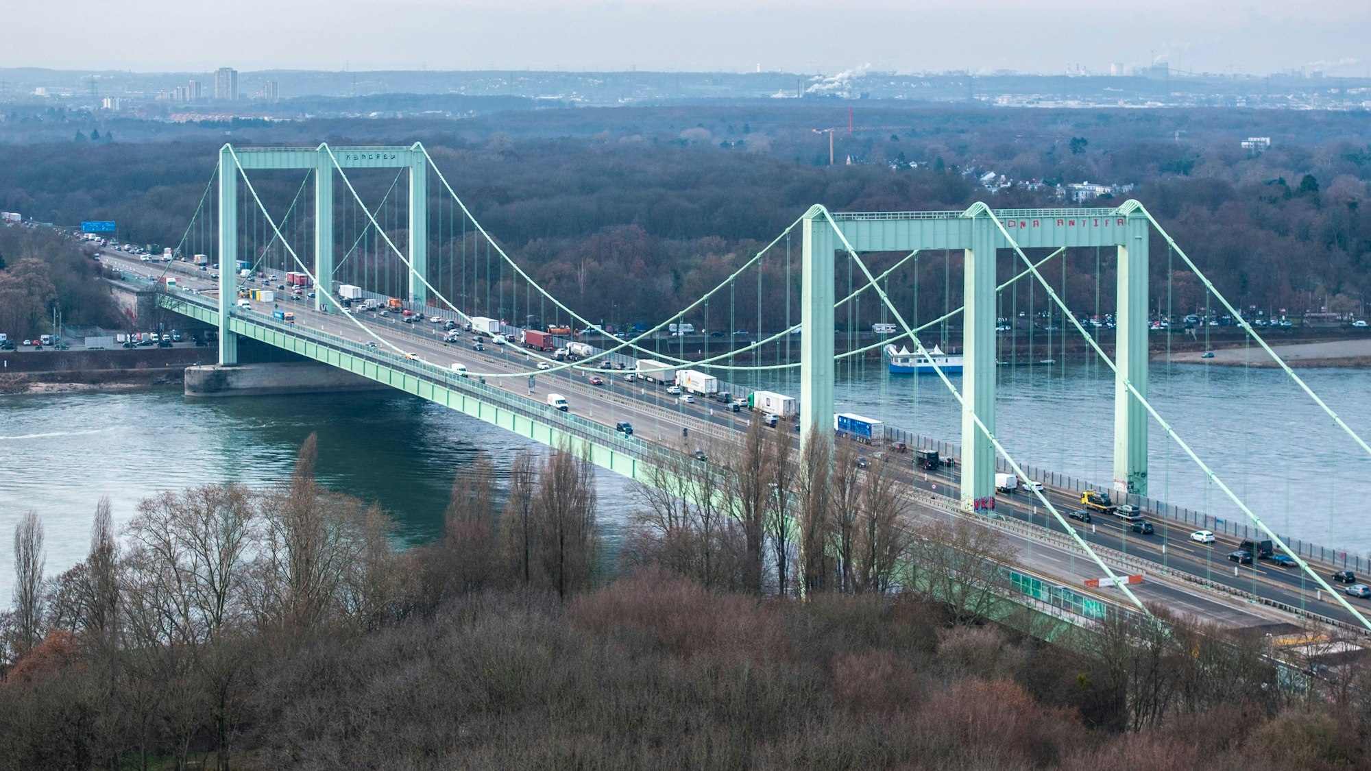 22.12.2025, Köln: Die Rodenkirchener Autobahnbrücke soll abgerissen und neu gebaut werden. Die Autobahn A4 soll im Kölner Süden auf acht Fahrspuren verbreitet werden. Kritiker halten das für unnötig. Luftaufnahme mit Drohne im Winter. Foto: Uwe Weiser