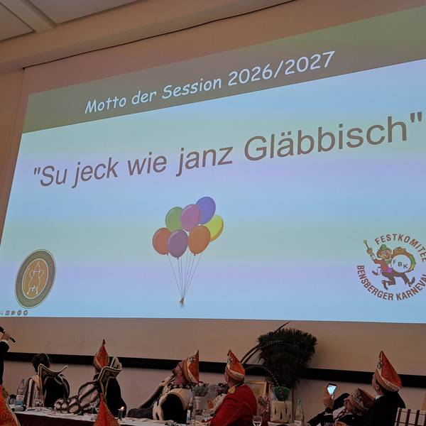 „Su jeck wie janz Gläbbisch“ steht auf einer Videoprojektion im Kardinal-Schulte-Haus beim traditionellen Prinzenessen am Veilchendienstag.