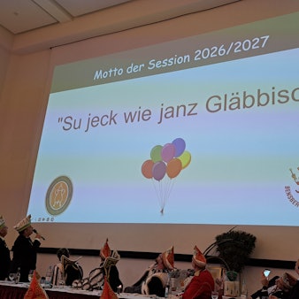 „Su jeck wie janz Gläbbisch“ steht auf einer Videoprojektion im Kardinal-Schulte-Haus beim traditionellen Prinzenessen am Veilchendienstag.