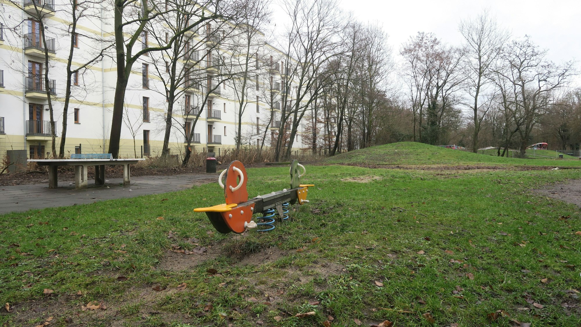 Auf einer Grasfläche steht ein Wipptier, daneben eine Tischtennisplatte.