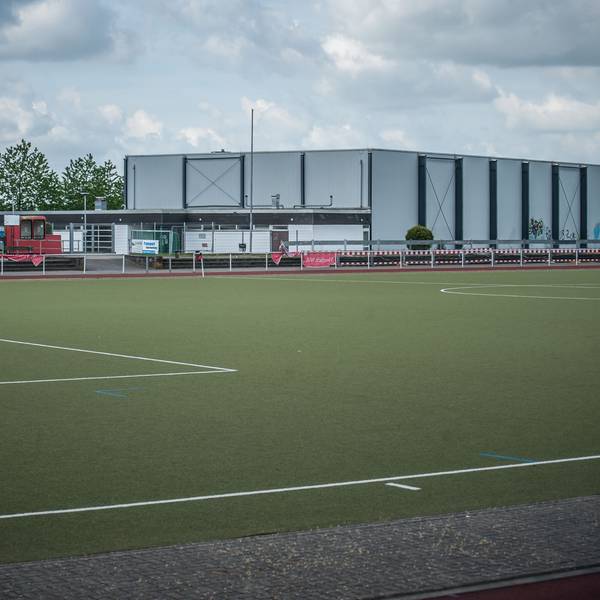 Sportplatz, Sporthalle Am Scharweg unterm Fernsehturm in Witzhelden. Bild: Ralf Krieger