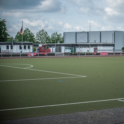 Sportplatz, Sporthalle Am Scharweg unterm Fernsehturm in Witzhelden. Bild: Ralf Krieger
