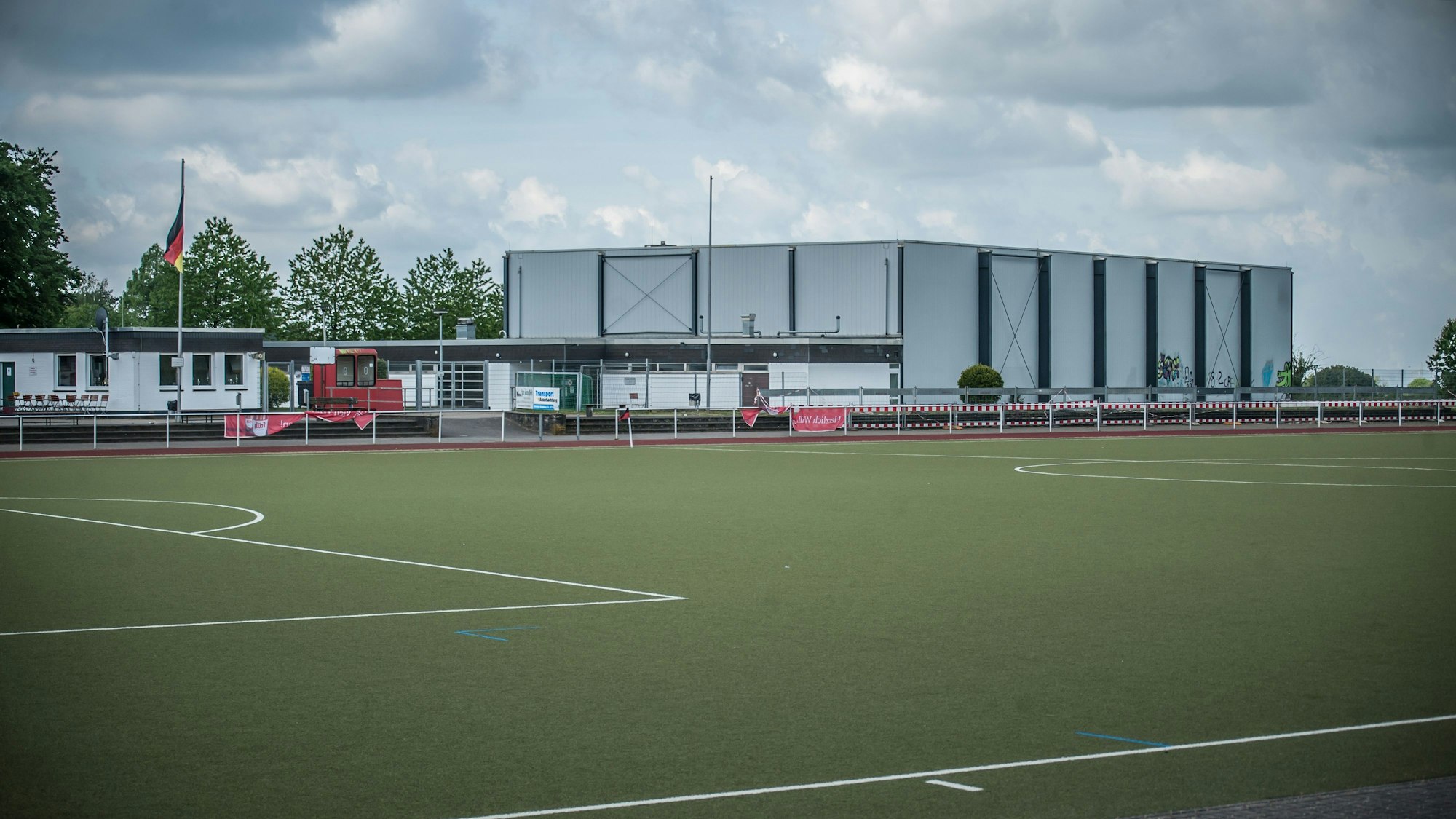 Sportplatz, Sporthalle Am Scharweg unterm Fernsehturm in Witzhelden. Bild: Ralf Krieger
