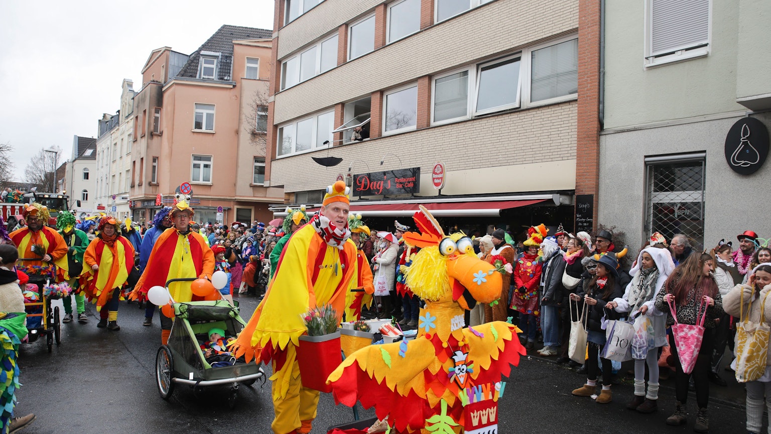17.02.2026, Köln:" Verdöttschte Vuljelsanger VeedelsVründe"v.V Der Ehrenfelder Karnevalszug. Ehrenfelder Dienstagszug. Foto:Dirk Borm