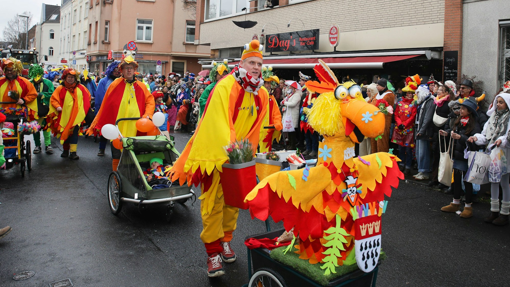 17.02.2026, Köln:" Verdöttschte Vuljelsanger VeedelsVründe"v.V Der Ehrenfelder Karnevalszug. Ehrenfelder Dienstagszug. Foto:Dirk Borm